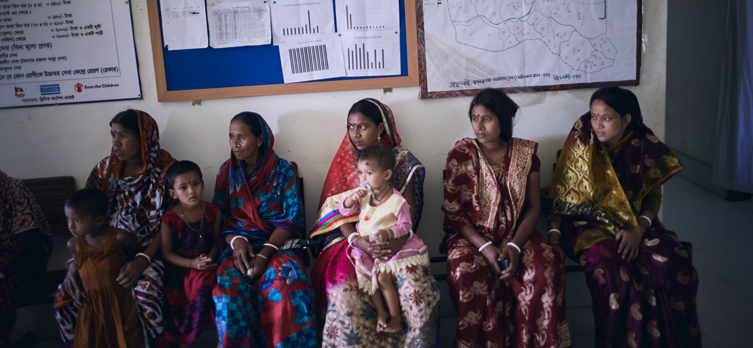Mehrere Frauen warten in einem Zimmer auf ihre medizinische Behandlung von Save the Children