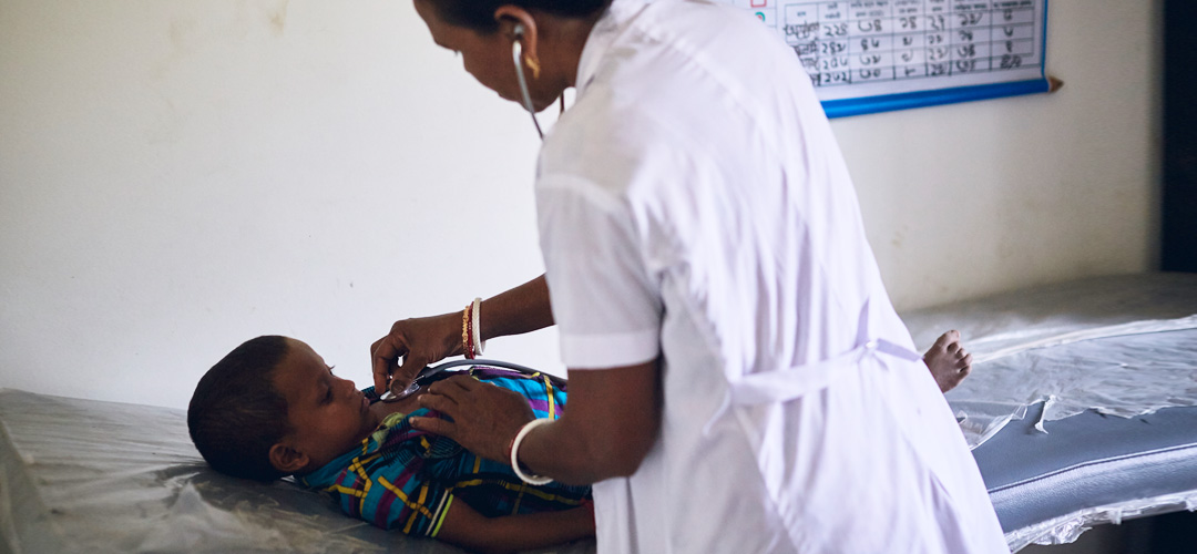 Eine Gesundheitshelferin versorgt ein Kind
