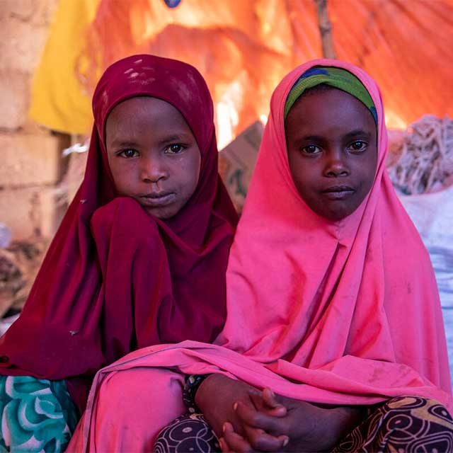 Als ihre Heimat Somalia von einer langanhaltenden Dürre heimgesucht wurde, mussten Adia* und Sahra* mit ihrer Familie fliehen. Save the Children unterstütze die Familie und behandelte die beiden Schwestern gegen Mangelernährung.