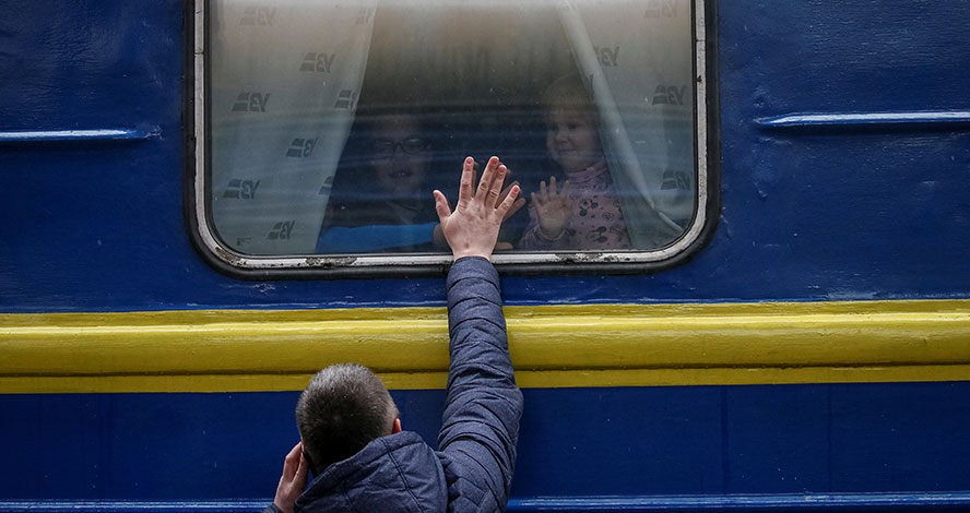 Kinder flüchten aus Ukraine © Gleb Garanich