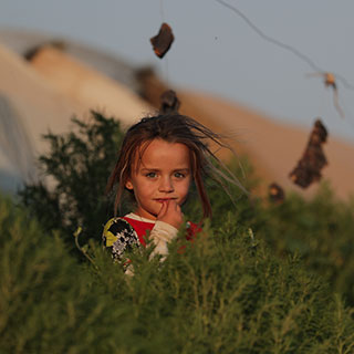 Syrisches Kind in einem kleinen Garten © Kahlil Alachawi / Save the Children