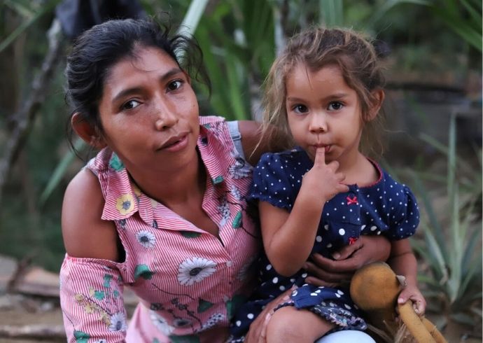 Dank Bargeldhilfe haben diese Mutter und Tochter aus Nicaragua nun genug und vor allem nahrhaftes Essen.