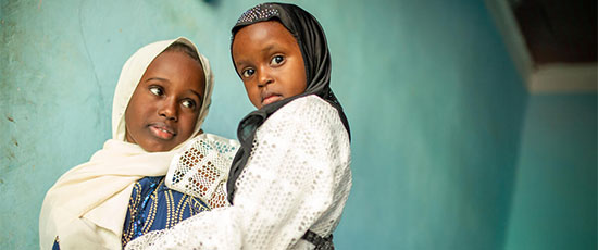 Die beiden Schwestern Fatun und Fatima aus Somalia. © Kate Stanworth / Save the Children