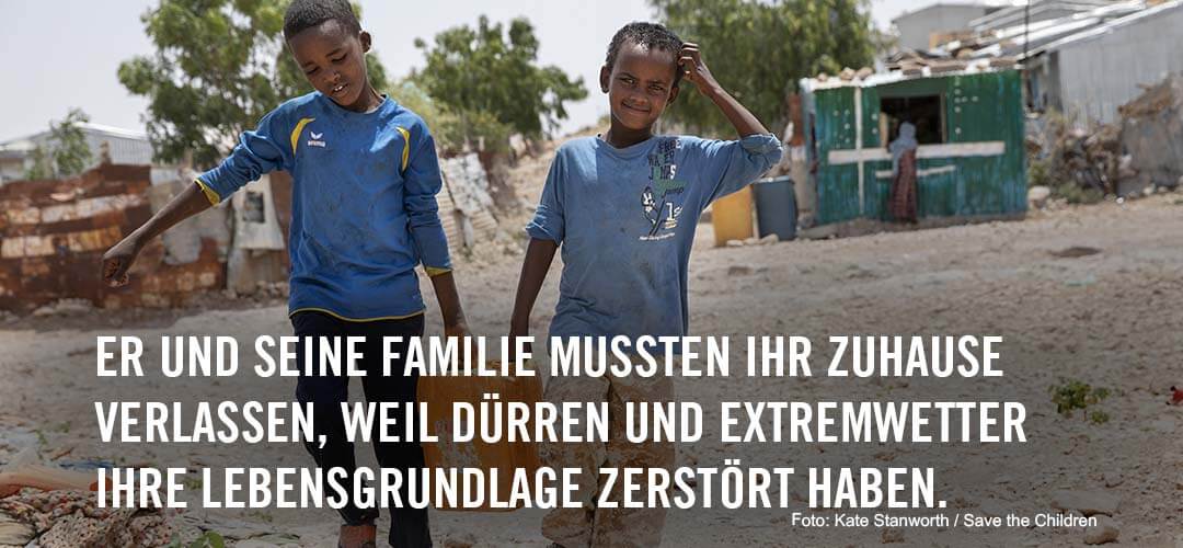 Zwei Kinder aus Somaliland tragen einen Wasserkanister