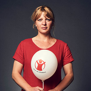 Schauspielerin Jördis Triebel ist Teil der Aktion: Schutz fürs Leben von Save the Children und dem Magazin BRIGITTE © Christoph Köstlin