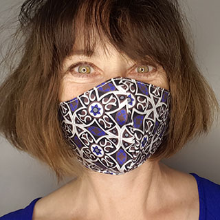 Schauspielerin Inka Friedrich posiert mit Maske für die Spendenaktion "Ein Schutz fürs Leben" von Save the Children und BRIGITTE