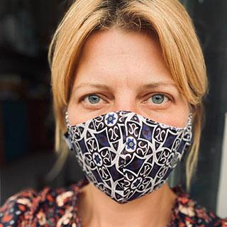 Schauspielerin Jördis Triebel posiert mit Alltagsmaske für die Spendenaktion "Ein Schutz fürs Leben" von Save the Children und BRIGITTE