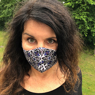 Brigitte Huber, Chefredakteurin der BRIGITTE, posiert mit Alltagsmaske für die Aktion "Schal fürs Leben"
