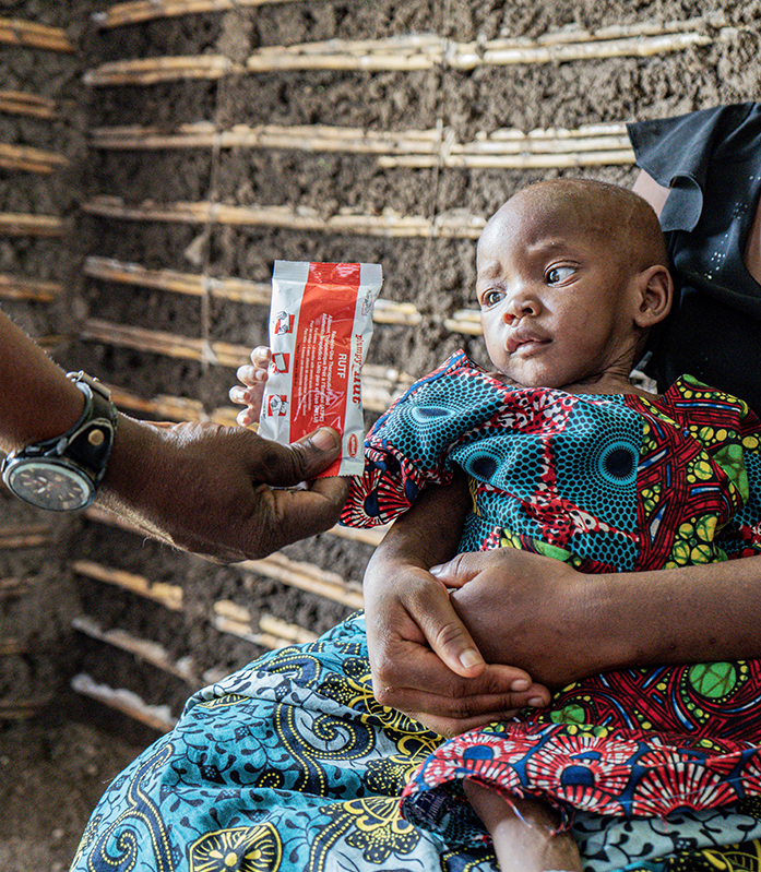 Martine* erhält Plumpynut zur Behandlung ihrer Mangelernährung. © Patou Dombi / Save the Children Martine* erhält Plumpynut zur Behandlung ihrer Mangelernährung.
