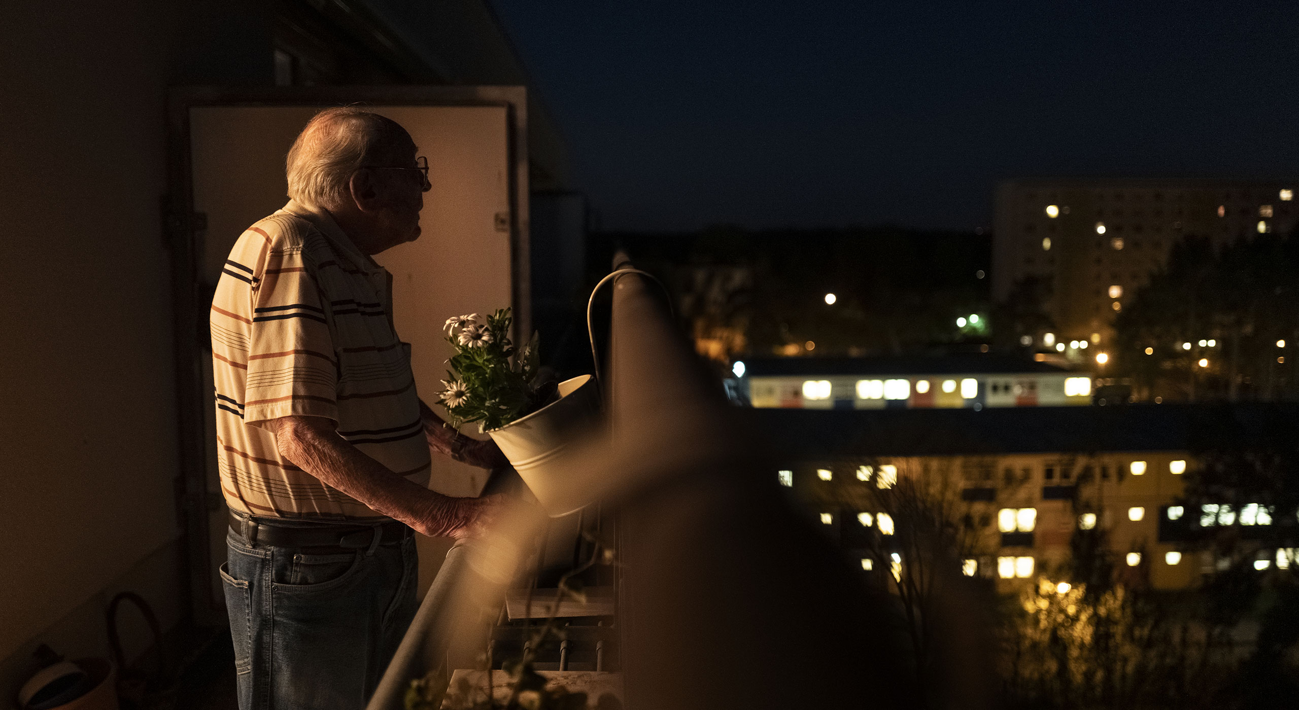 Erich Karl, Überlebender des Ersten und Zweiten Weltkrieges auf seinem Balkon, 100 Jahre Save the Children