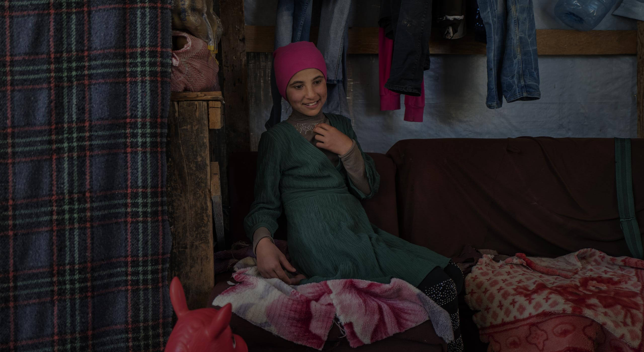 Überlebendes Mädchen des Syrien Krieges in ihrem zuhause, Fotoprojekt "Ich lebe"