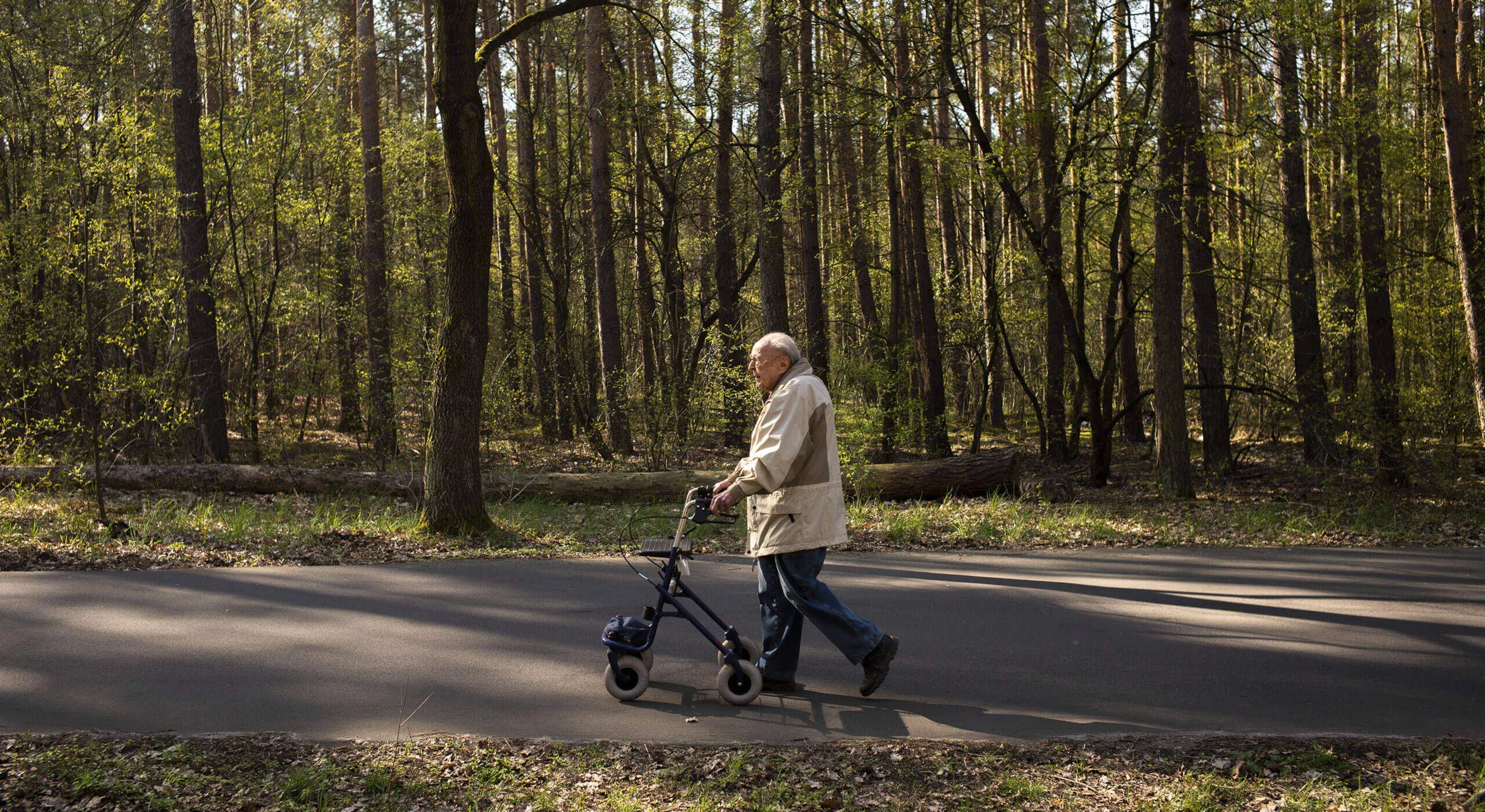 Der 106-jährige Erich Karl auf einem Spaziergang, Fotoausstellung Save the Children