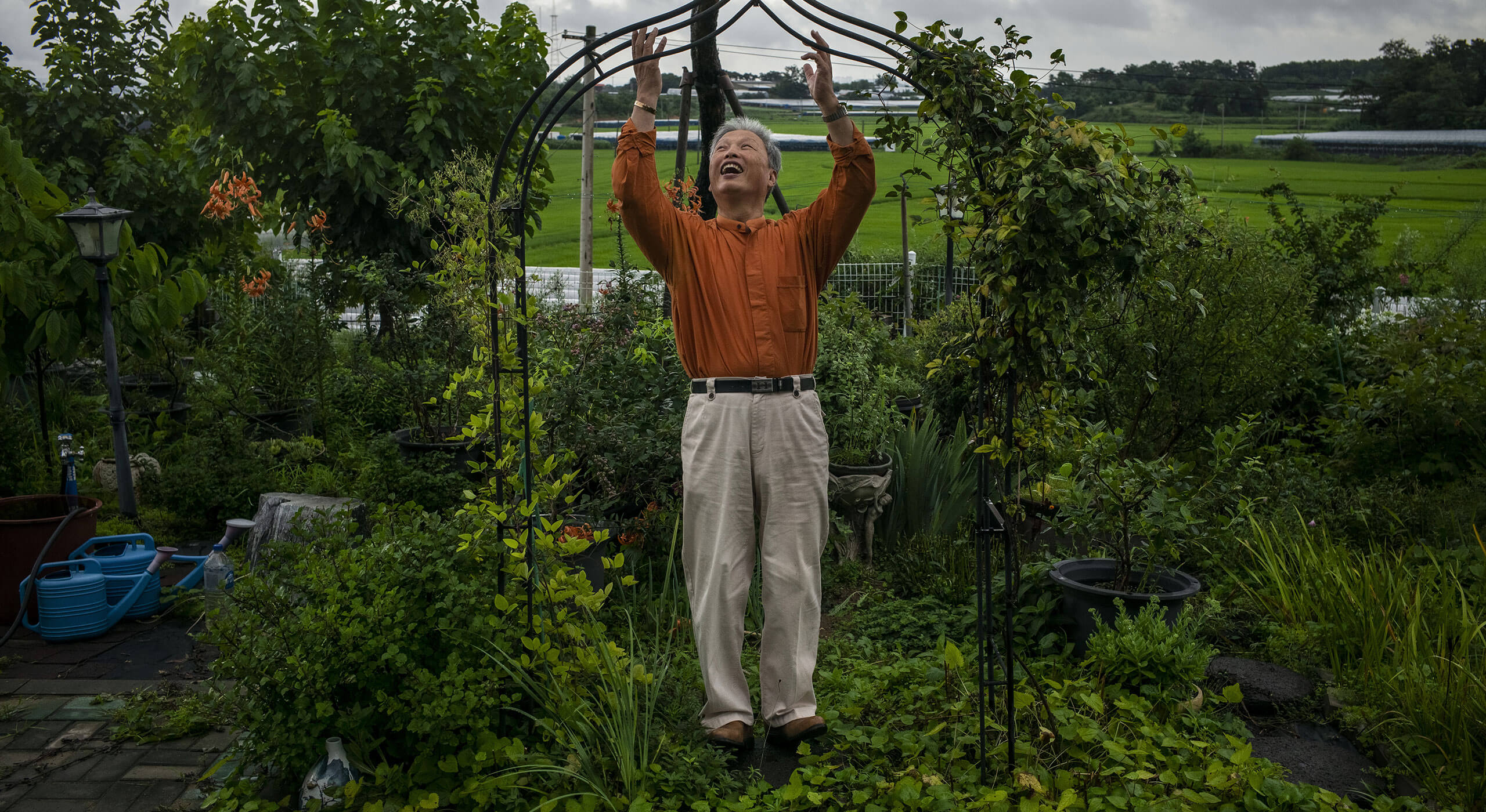 Yong Woong Jo im Garten, Fotoprojekt Ich lebe