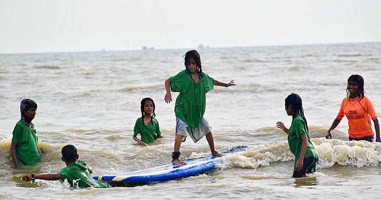 Ausschnitt aus dem Film "Bangla Surfing Girls", Teil der Filmreihe von Save the Children beim Human Rights Film Festival Berlin 2021.