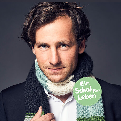 Schauspieler Florian Stetter trägt den Schal fürs Leben 2019. 