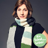 Schauspielerin Ulrike C. Tscharre trägt den Schal fürs Leben 2019.