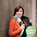Die Moderatorin Sandra Maischberger trägt den Schal fürs Leben.