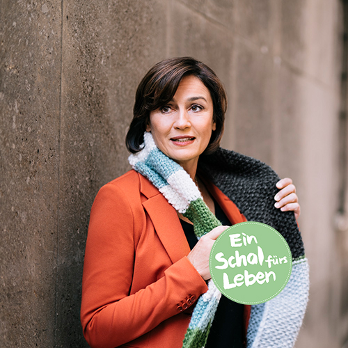 Die Moderatorin Sandra Maischberger trägt den Schal fürs Leben. 