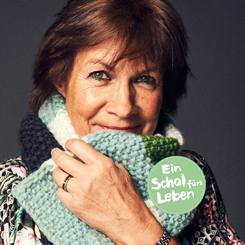 Zeitzeugin Sabine Wegener trägt den Schal fürs Leben. 