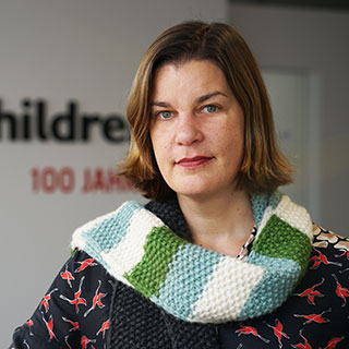 Susanna Krüger, Vorstandsvorsitzende von Save the Children Deutschland trägt den Schal fürs Leben 2019. 