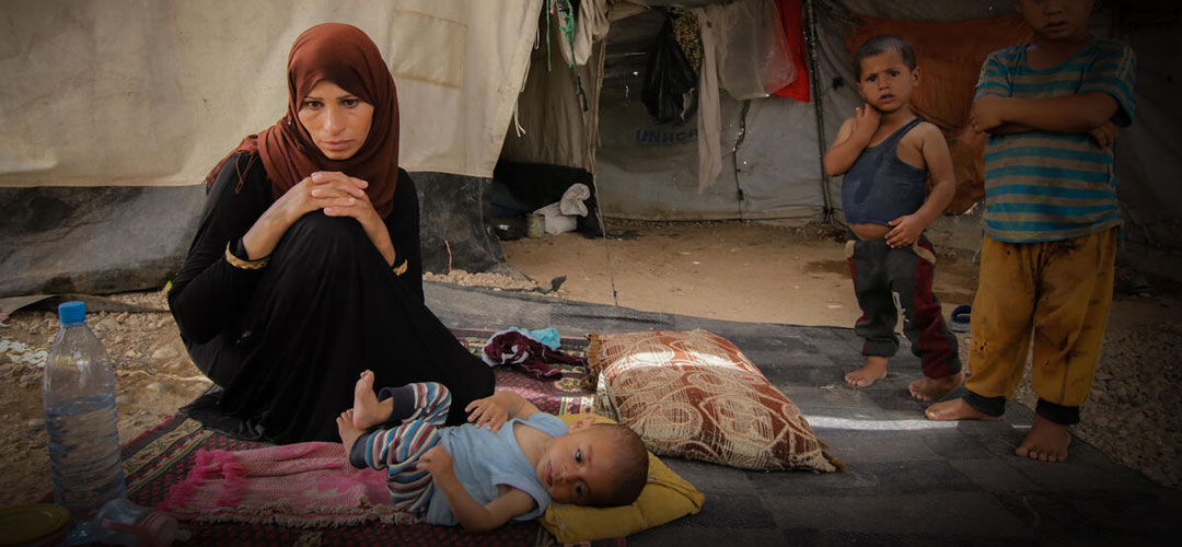 Ahmad und seine Mutter in einem Vertriebenenlager in Syrien.