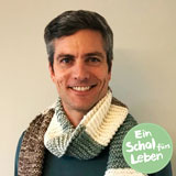 Ingo Zamperoni trägt den Schal fürs Leben