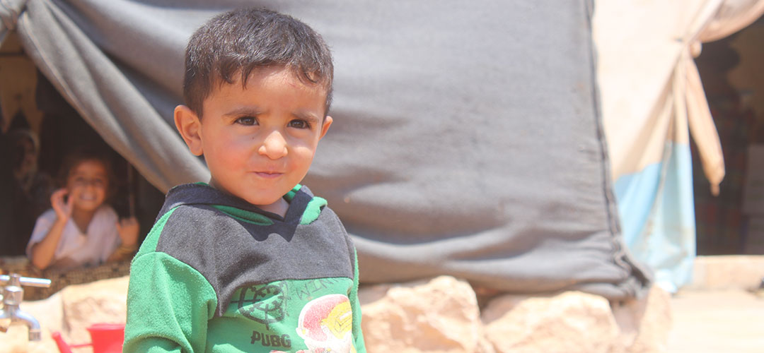 Der kleine Anas lebt in einem Flüchtlingscamp in Aleppo und wird durch die Spendenaktion "Schal fürs Leben" unterstützt.