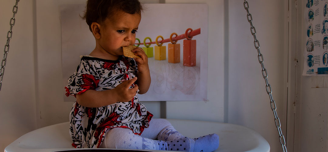 Die kleine Reem* (1) hatte einen schweren Start ins Leben: Das Mädchen lebt mit seiner Familie in einem Flüchtlingscamp in Idlib im Nordwesten Syriens, der Provinz mit der höchsten Zahl an Binnenflüchtlingen. Reem kam als gesundes Baby zur Welt, aber schon bald hatte ihre Mutter nicht mehr genügend Milch, um sie zu stillen. Reem nahm stark ab, war bald unterernährt. Mit Hilfe von Save the Children und der Partnerorganisation Syria Relief konnte sie wieder aufgepäppelt werden und ein normales Gewicht erreichen. © Save the Children