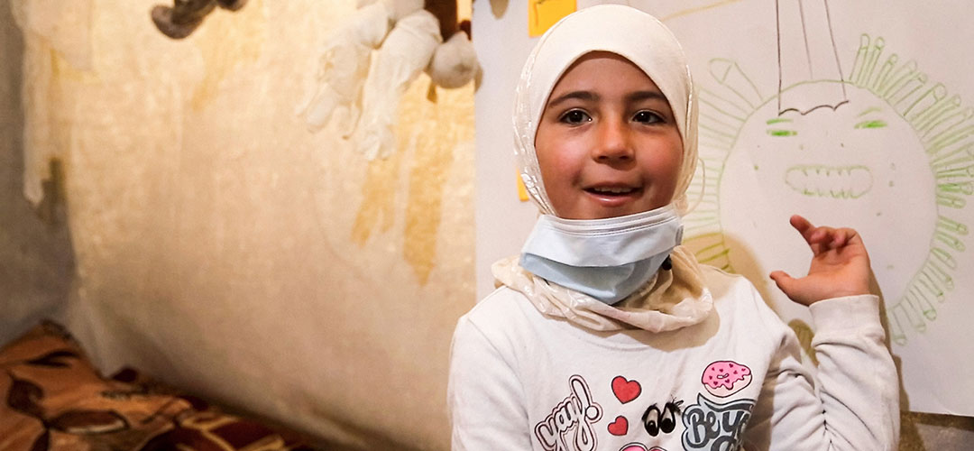 Salam*, 10 Jahre alt, lebt in einem Flüchtlingscamp in Syrien. Wir haben Kindern hier erklärt, wie sie sich vorm Virus schützen können und warum sie jetzt nicht mit Freunden zur Schule können. © Save the Children