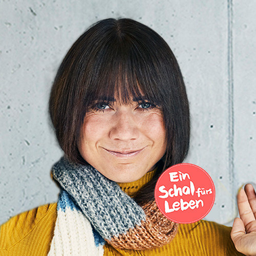 Influencerin Louisa Dellert trägt den Schal fürs Leben und unterstützt damit die Spendenaktion von Save the Children und BRIGITTE