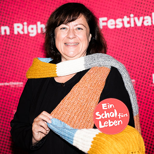 Die Bundestagsabgeordnete Dr. Bärbel Kofler träg den Schal fürs Leben und macht mit bei der Aktion für syrische Kinder.