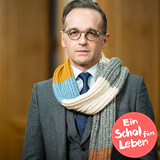Außenminister Heiko Maas mit dem Schal fürs Leben 2020. © photothek.de