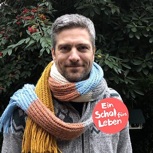 Ingo Zamperoni ist Botschafter für die Aktion 'Ein Schal fürs Leben' und unterstützt syrische Kinder.