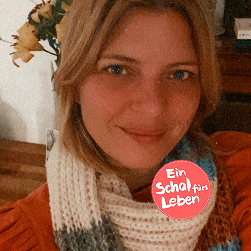 Die Schauspielerin Jördis Triebel unterstützt die Aktion 'Ein Schal fürs Leben' und setzt sich für syrische Kinder ein.