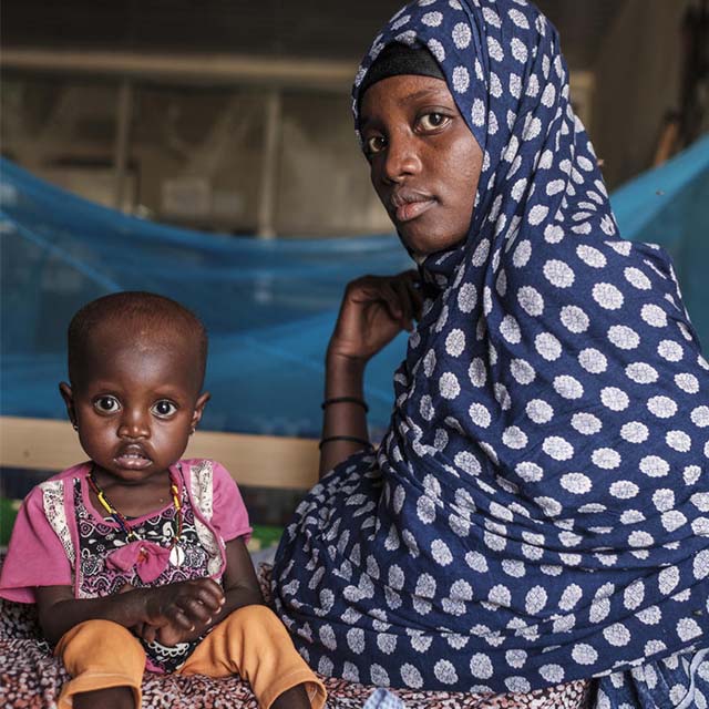 Eine Mutter mit ihrer Tochter, die von Save the Children gegen Unterernährung behandelt wurde.