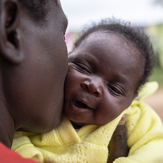 Eine Mutter hält ihre kleine Tochter in den Armen. © Sacha Myers / Save the Children 