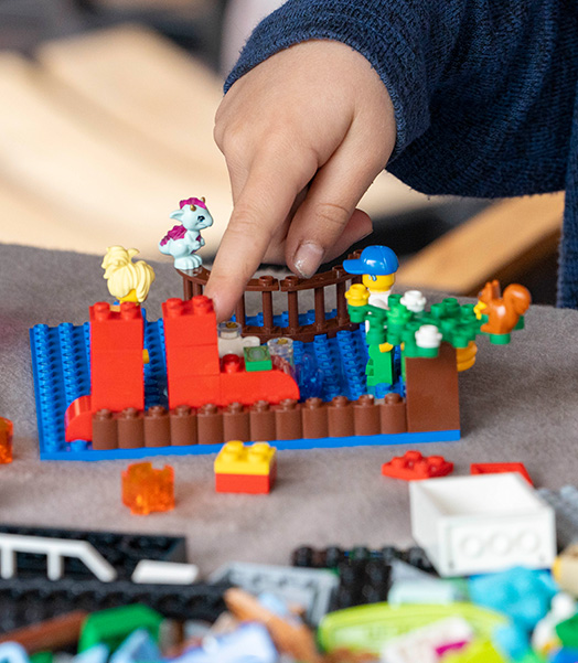 Kinder werden kreativ mit LEGO. © Mauro Bedoni / Save the Children Kinder werden kreativ mit LEGO