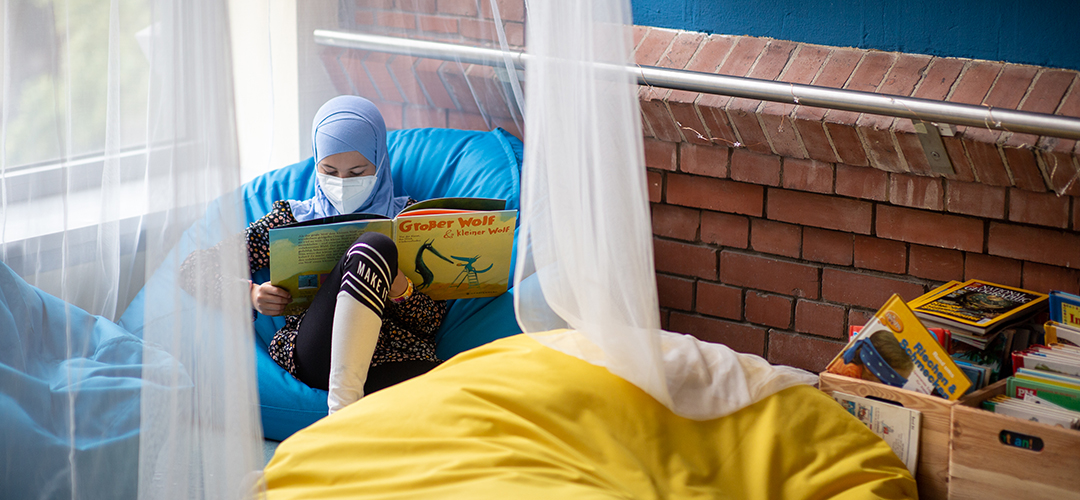 Ein Mädchen liest in der Herman-Nohl-Schule im Rahmen des Projekts LeseOase in Kooperation mit der Postbank