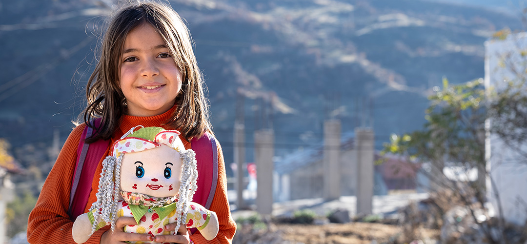 Aslı* mit ihrer Lieblingspuppe. © Ayşe Nur Gençalp / Save the Children Türkiye Ein Kind mit einer Stoffpuppe im Arm.