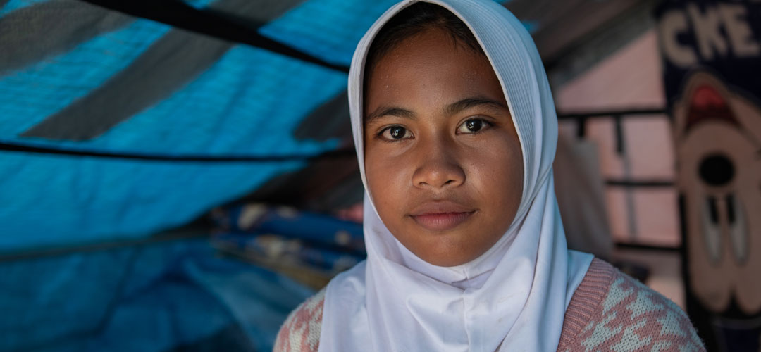 Ein Mädchen aus Indonesien schaut in die Kamera.