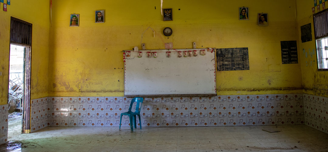 ein leeren Klassenzimmer, das noch nicht wieder in Ordnung gebracht ist nach Überschwemmungen