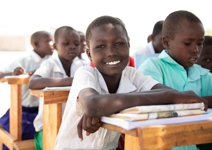 Familien in Kenia sind gezwungen, ihre Kinder aus der Schule zu nehmen – weil der Schulbesuch zu teuer ist, oder damit sie arbeiten und so helfen, die Familie zu versorgen. © Jordi Matas / Save the Children