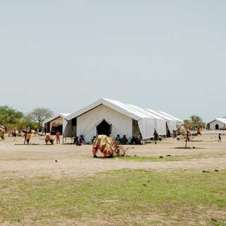 Zelte einer mobilen Gesundheitsstation von Save the Children im Südsudan.