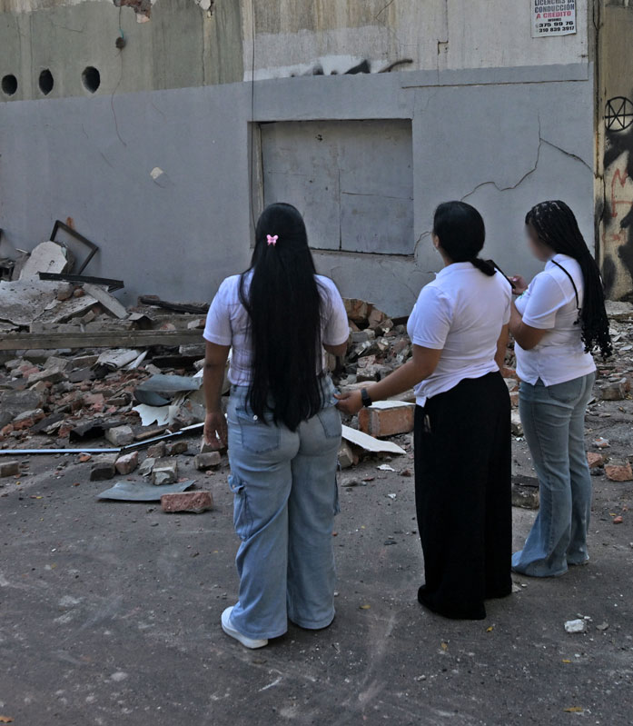 Nach dem Erdbeben in Kolumbien: Viele Häuser wurden zerstört. © Photo by JOAQUIN SARMIENTO / AFP via Getty Images Drei Frauen stehen vor einem zerstörten Gebäude nach dem Erdbeben in Kolumbien.