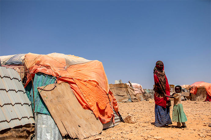 Ende 2022 steht Somalia kurz vor einer Hungersnot. Hunderttausende Menschen sind vor der Dürre geflohen. Ende 2022 steht Somalia kurz vor einer Hungersnot. Hunderttausende Menschen sind vor der Dürre geflohen.