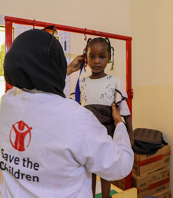 Kind im Sudan bei einer medizinischen Untersuchung