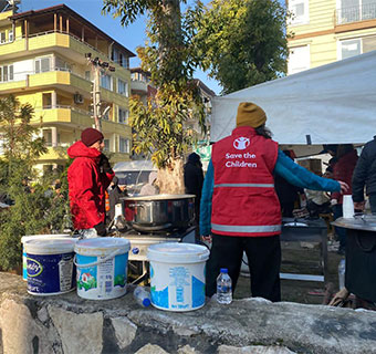 Save the Children verteilt vor Ort warmes Essen und lebensnotwendige Hilfsgüter wie Decken, Kleidung und Schlafsäcke. © Save the Children Save the Children verteilt vor Ort warmes Essen und lebensnotwendige Hilfsgüter wie Decken, Kleidung und Schlafsäcke. © Save the Children