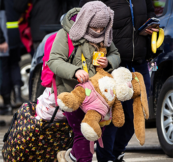 Millionen von Kindern müssen ihr Zuhause verlassen und die Grenzen der Ukraine überqueren, um dem Krieg zu entkommen. © Camelia Iordache / Salvati Copiii (Save the Children) Rumänien Millionen von Kindern müssen ihr Zuhause verlassen und die Grenzen der Ukraine überqueren, um dem Krieg zu entkommen.