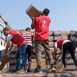 Nothilfe für den Gazastreifen © Save the Children Mitarbeiter von Save the Children laden Hilfsgüter auf einen LKW.