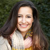 Portrait von Pinar Atalay mit Schal